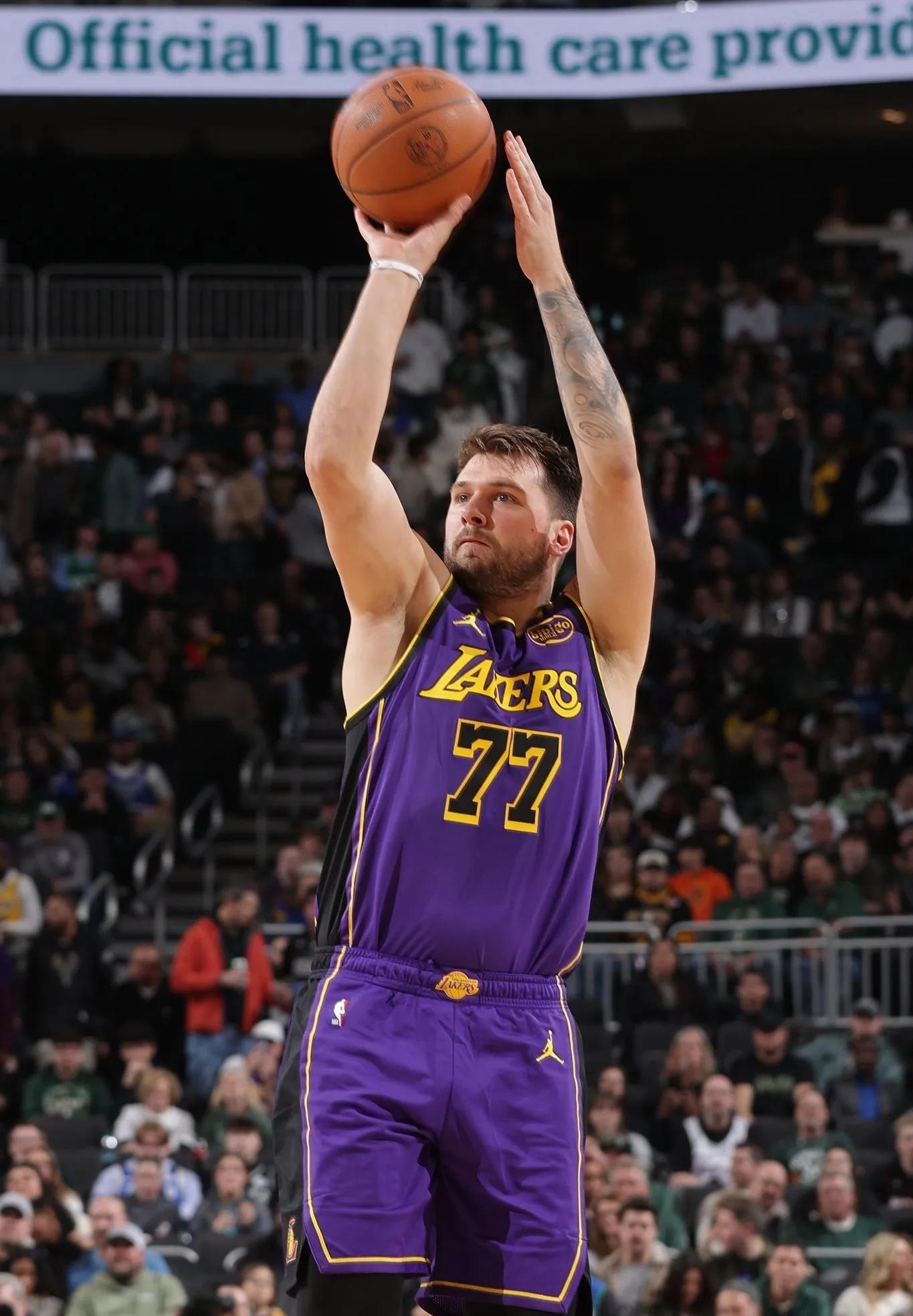 包含刚刚！迈阿密热火关键时刻更衣室发声赛后密尔沃基雄鹿调整名单以备法国杯，东契奇在DWG比赛中大胜的词条